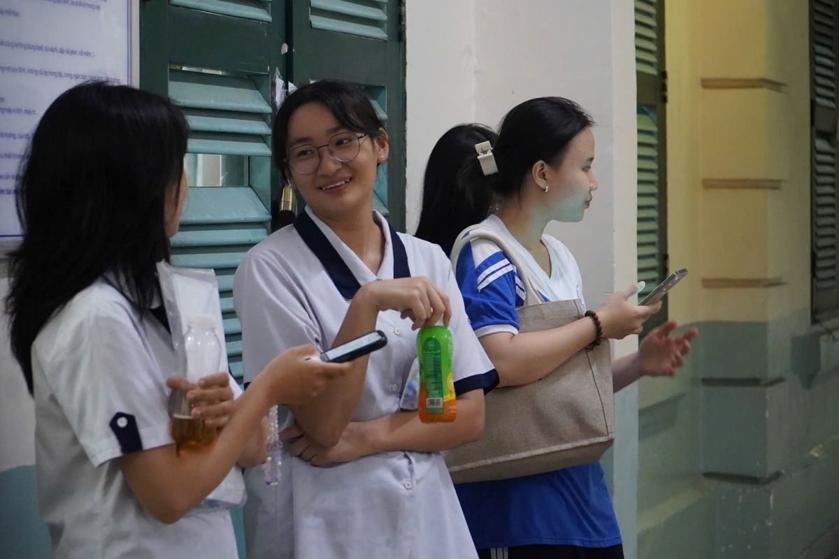 Dự kiến cấm học sinh dùng điện thoại cả trong giờ ra chơi tại TP.HCM